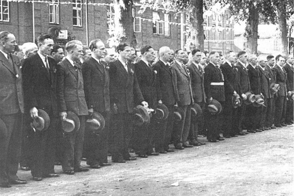 Die Gildebrüder der Lensahner Schützengilde, die sich zum Gebet bei der Kranzniederlegung am Volkstrauertag 1951 aufgereiht haben. Es ist eines der ältesten Bilddokumente der Gilde.