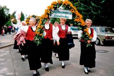 Auch Tradition wird gepflegt, etwa bei Festumzügen, wie dieses historische Foto von 1994 zeigt.