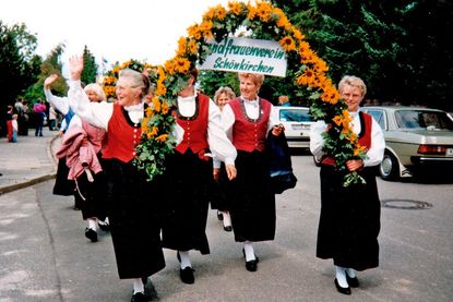 Auch Tradition wird gepflegt, etwa bei Festumzügen, wie dieses historische Foto von 1994 zeigt.