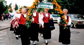 Auch Tradition wird gepflegt, etwa bei Festumzügen, wie dieses historische Foto von 1994 zeigt.