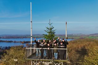 Die Initiative von Vogelberg, Langenbusch und Parkstraße hat zum ersten Advent den Parnaßturm mit einem Tannenbaum geschmückt, der nun hoch über der Stadt leuchtet.