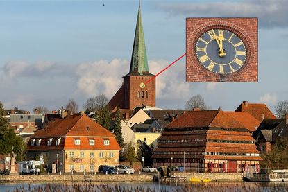 Die Kirchturmuhr ist ausgerechnet um fünf vor zwölf stehengeblieben.
