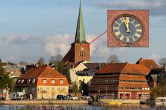 Die Kirchturmuhr ist ausgerechnet um fünf vor zwölf stehengeblieben.