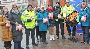 Die Initiatorinnen und Initiatoren der Aktion mahnten zum Hinschauen: (v.l.) Elena Chrobok, Randi Wirth (beide Frauennotruf), Wolfram Reuter (Polizei Eutin), eine Mitarbeiterin des Frauenhauses, Elgin Lohse (Eutiner Bürgervorsteherin), Sarah Fatum, Katrin Bernau (Polizei Eutin), Stefan Huß (Marktmeister) und Ruth Taschendorf (Frauennotruf)