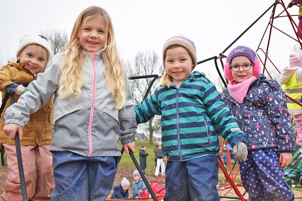„Cool!“– dieses Urteil über das die neue Klettermöglichkeit auf dem Preetzer Robinsonspielplatz stand für Lilly, Haily-Lou, Emma und Lilly (v.li.) sofort fest und damit ist das wichtigste Ziel der Umgestaltung des Spielgeländes erreicht.