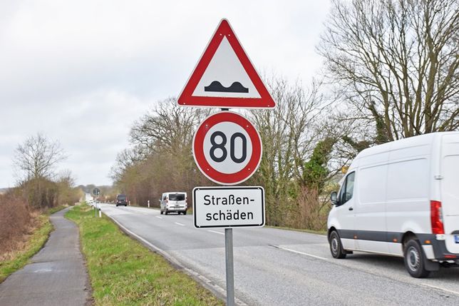 Seit Jahren gilt wegen der Straßenschäden auf der B 76 vor Plön ein Tempolimit.