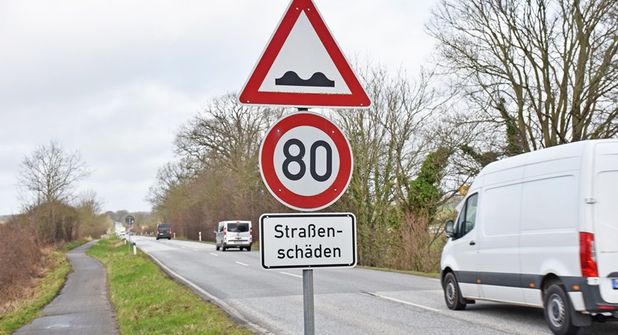 Seit Jahren gilt wegen der Straßenschäden auf der B 76 vor Plön ein Tempolimit.