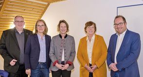 Sie zählten zu den Gästen des Austausch- und Informationsabends des CDU-Kreisverbandes in Plön-Tweelhörsten: (v. l.) Landtagsabgeordneter Hauke Hansen, Bürgermeisterin Mira Radünzel-Schneider, CDU Kandidatin Sandra Carstensen, Innenministerin Dr. Sabine Sütterlin-Waack, Bürgervorsteher Thure Koll.