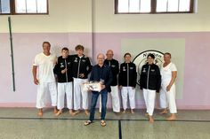 Mit neuen T-Shirts und Jacken können sich die Schüler und Trainer des Nippon Dojo Grömitz künftig einheitlich präsentieren. Möglich wurde die neue Ausstattung durch die Unterstützung der SHBB-Beratungsstelle Grömitz. Zum Einsatz kommen soll die neue Vereinskleidung unter anderem bei der Deutschen Meisterschaft des DTKV, die am 14. und 15. November in Halberstadt stattfindet. Dort werden die Grömitzer Sportler gemeinsam mit ihren Trainern in der neuen Ausstattung auftreten. (red)