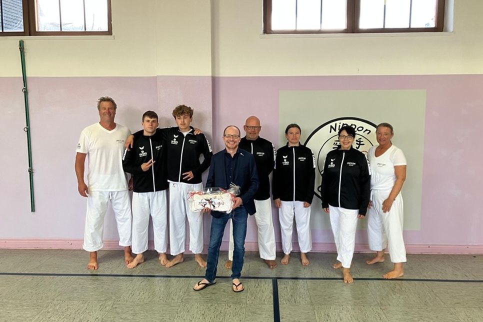 Mit neuen T-Shirts und Jacken können sich die Schüler und Trainer des Nippon Dojo Grömitz künftig einheitlich präsentieren. Möglich wurde die neue Ausstattung durch die Unterstützung der SHBB-Beratungsstelle Grömitz. Zum Einsatz kommen soll die neue Vereinskleidung unter anderem bei der Deutschen Meisterschaft des DTKV, die am 14. und 15. November in Halberstadt stattfindet. Dort werden die Grömitzer Sportler gemeinsam mit ihren Trainern in der neuen Ausstattung auftreten. (red)