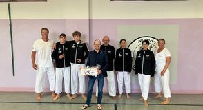 Mit neuen T-Shirts und Jacken können sich die Schüler und Trainer des Nippon Dojo Grömitz künftig einheitlich präsentieren. Möglich wurde die neue Ausstattung durch die Unterstützung der SHBB-Beratungsstelle Grömitz. Zum Einsatz kommen soll die neue Vereinskleidung unter anderem bei der Deutschen Meisterschaft des DTKV, die am 14. und 15. November in Halberstadt stattfindet. Dort werden die Grömitzer Sportler gemeinsam mit ihren Trainern in der neuen Ausstattung auftreten. (red)