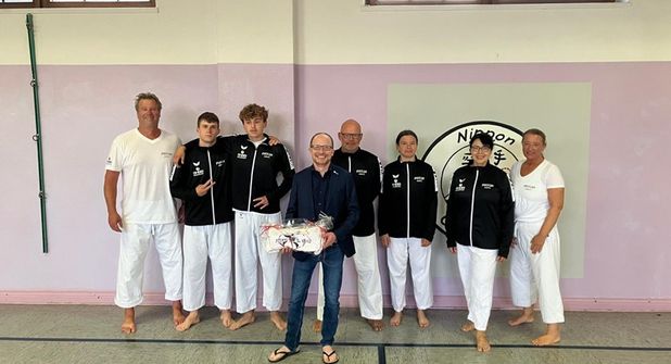 Mit neuen T-Shirts und Jacken können sich die Schüler und Trainer des Nippon Dojo Grömitz künftig einheitlich präsentieren. Möglich wurde die neue Ausstattung durch die Unterstützung der SHBB-Beratungsstelle Grömitz. Zum Einsatz kommen soll die neue Vereinskleidung unter anderem bei der Deutschen Meisterschaft des DTKV, die am 14. und 15. November in Halberstadt stattfindet. Dort werden die Grömitzer Sportler gemeinsam mit ihren Trainern in der neuen Ausstattung auftreten. (red)