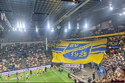 Der große Todesfelder Fanblock im Siegesrausch.