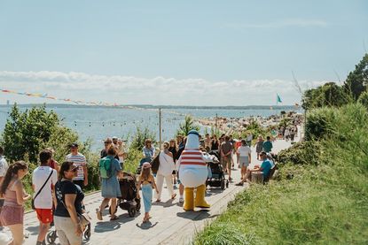 Der Juli ist in Sierksdorf ein Veranstaltungsmonat, der Einheimischen und Gästen gleichermaßen zahlreiche Gelegenheiten bietet, den Sommer direkt am Meer zu genießen.