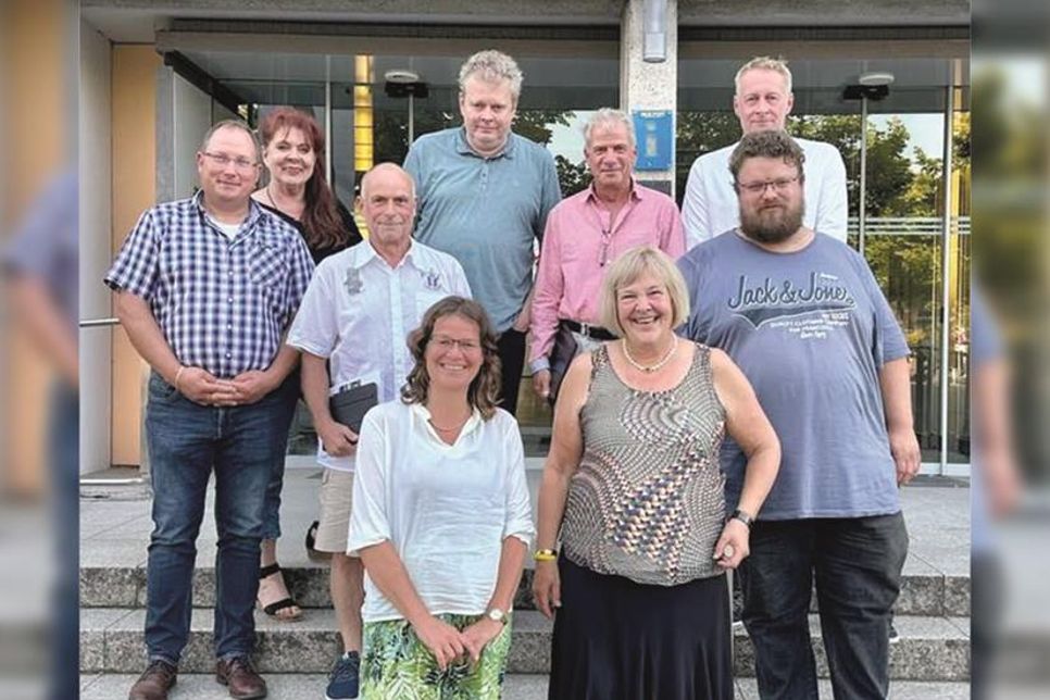 Bettina Hagedorn (vorne, re.) bei ihrem Besuch zum Thema Ludwig-Jahn-Halle bei Bad Schwartaus Bürgermeisterin Dr. Katrin Engeln (vorne, mi.) und Stadtvertretern aller Fraktionen und wichtigen Mitarbeitern der Verwaltung.