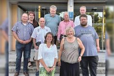 Bettina Hagedorn (vorne, re.) bei ihrem Besuch zum Thema Ludwig-Jahn-Halle bei Bad Schwartaus Bürgermeisterin Dr. Katrin Engeln (vorne, mi.) und Stadtvertretern aller Fraktionen und wichtigen Mitarbeitern der Verwaltung.