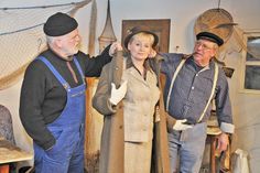 Ziemlich plump helfen Klaus (l., Olaf Bessel) und Piet (Jan Steffen) dem Hausmädchen Antje aus dem Mantel.