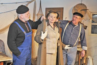 Ziemlich plump helfen Klaus (l., Olaf Bessel) und Piet (Jan Steffen) dem Hausmädchen Antje aus dem Mantel.
