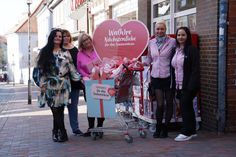 Petra Schuldt, Julia Bauert und Ines Teschke vom Dana-Pflegeheim nahmen die Geschenke von Filialleiterin Michaela Clemens und ihrer Stellvertreterin Jennifer Socha (v. lks.) entgegen.