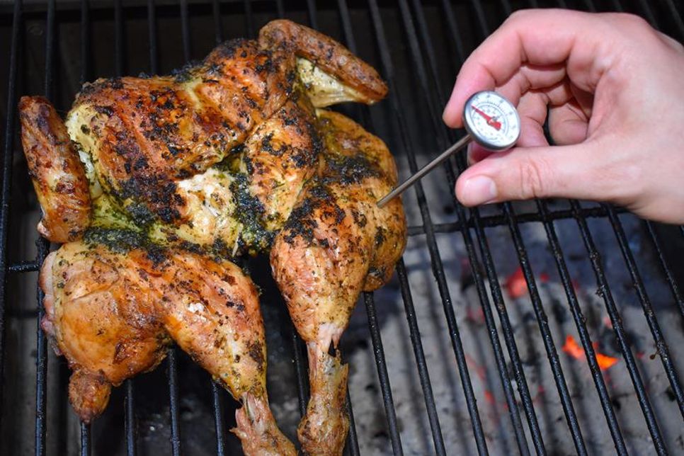 Mit ein paar einfachen Tipps wird das Geflügel außen wunderbar kross und innen zart-saftig.