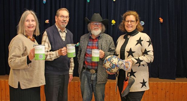 (v.l.): Die Geschäftsführerin der Schleswig-Holsteinischen Krebsgesellschaft, Kirsten Walsemann (r.), dankt (v.l.) Marita Kähler, Bernd Seeger und Uwe Göllner, die Spenden sammeln für das „TimeOut“-Projekt.
