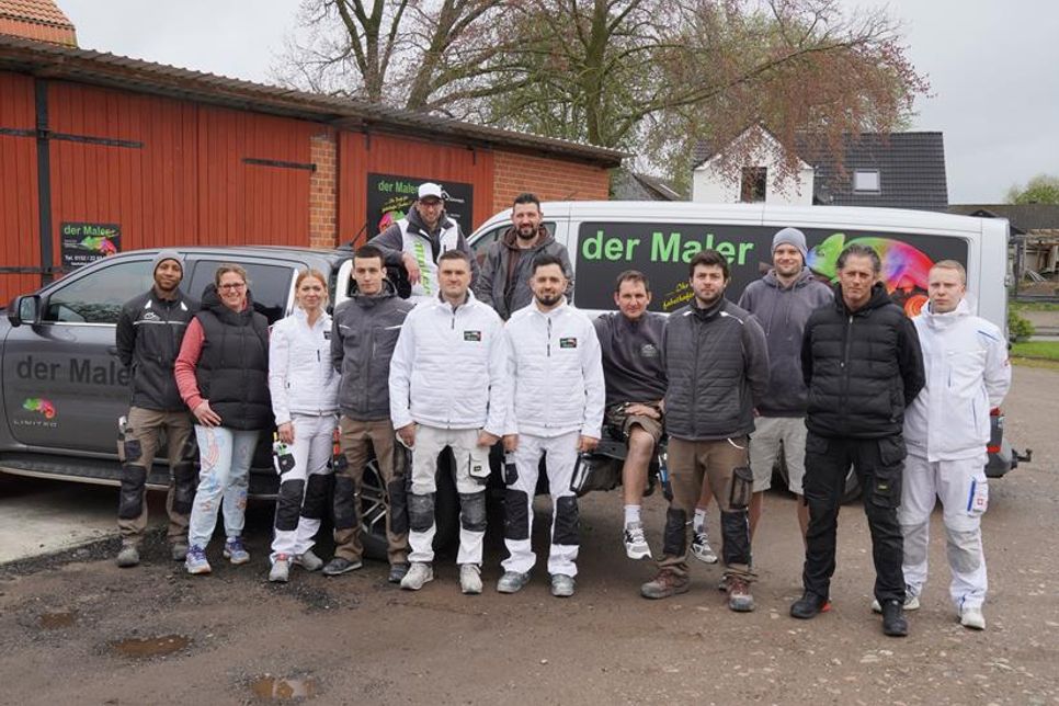 Das hochmotivierte 13-köpfige Team packt an, gestaltet und setzt individuelle Kundenwünsche mit Perfektion um.