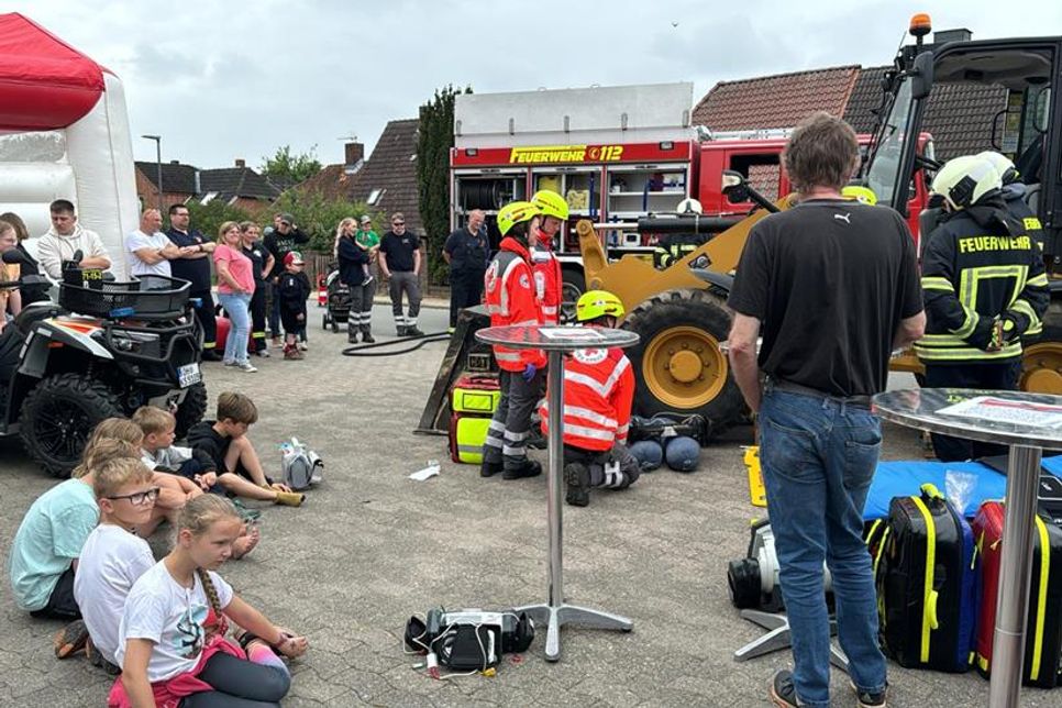 Gemeinsam führten Freiwillige Feuerwehr Süsel und DRK-Bereitschaft unter fachkundiger Kommentierung vor, wie eine von einem Radlader angefahrene Person geborgen und versorgt wird.