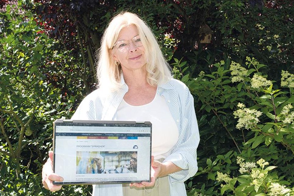 Jutta Holweg präsentiert das neue Vhs-Programm, das auch im „laufenden Betrieb“ ständig erweitert wird. Die Kurse sind ab sofort online einseh- und buchbar.