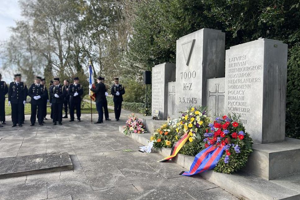 Nach der Kranzniederlegung durch General de Cacqueray, legten auch Bürgervorsteher Holtfester und Bürgermeister Mirko Spieckermann sowie Vertreter der Freiwilligen Feuerwehr Neustadt und der Polizei Neustadt Kränze nieder.