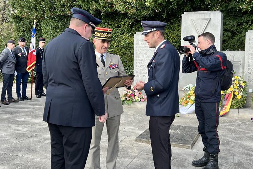 General de Cacqueray (Mi.) freute sich über das Geschenk, das ihm Wehrführer Marcel Moldenhauer (2. v. re.) und Tobias Weiffen überreichten.