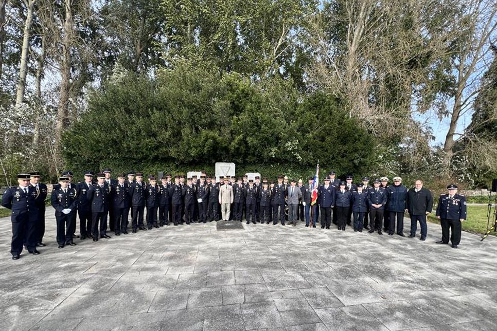 Gruppenfoto der Gäste mit den Gastgebern.