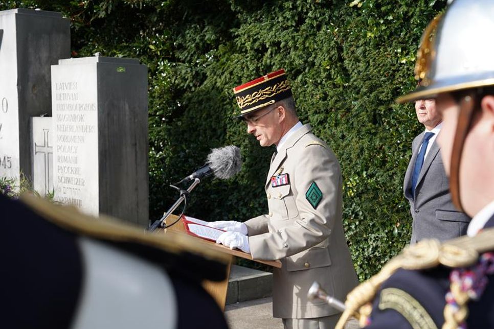 General de Cacqueray hielt sowohl eine Ansprache auf deutsch als auch auf französisch.