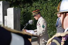 General de Cacqueray hielt sowohl eine Ansprache auf deutsch als auch auf französisch.