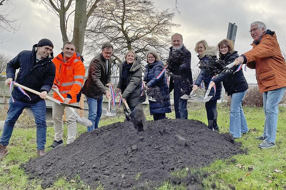 Hr. Matthias Schmidt (Planungsbüro POLA), Kilian Feindt (Bauleiter Firma Schwalbe), Niels Smid (Geschäftsführer Firma Smid), Julia Carstens (Staatssekretärin im Wirtschaftsministerium), Christine Nebendahl (Bürgervorsteherin Schönberg), Peter Kokocinski (Bürgermeister Schönberg), Lisa Strohschänk (Projektmanagerin Gemeinde Schönberg), Bianca Staske (Architektin beim Amt Probstei), Jürgen Cordts (Vorsitzender des Ortsentwicklungs- und  Planungsausschuss).