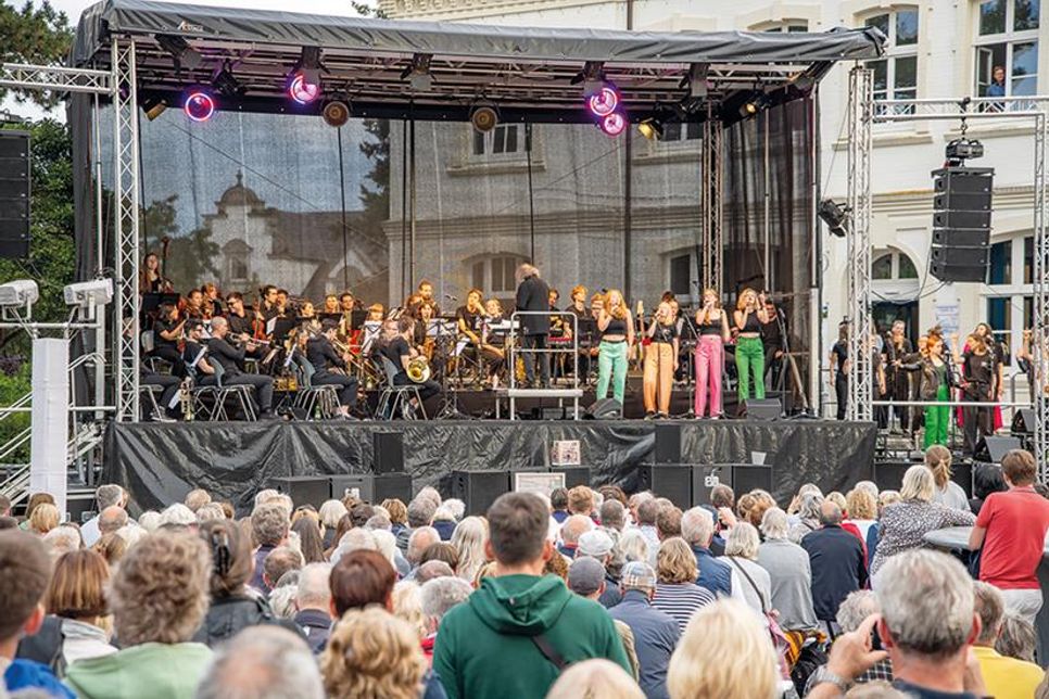 Die Studierenden der Musikhochschule Lübeck präsentieren wieder ein Konzert auf dem Timmendorfer Platz.