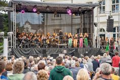 Die Studierenden der Musikhochschule Lübeck präsentieren wieder ein Konzert auf dem Timmendorfer Platz.