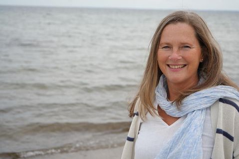 Heide Lambeck ist Diplom-Pädagogin, Coachin für Neurosystemische Integration, Brain-Gym Trainerin und Yogalehrerin.