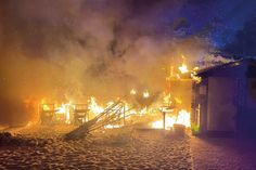 Brandstiftung?: Feuer bei Strandkorbvermietung in Niendorf/Ostsee