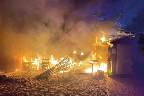 Brandstiftung?: Feuer bei Strandkorbvermietung in Niendorf/Ostsee