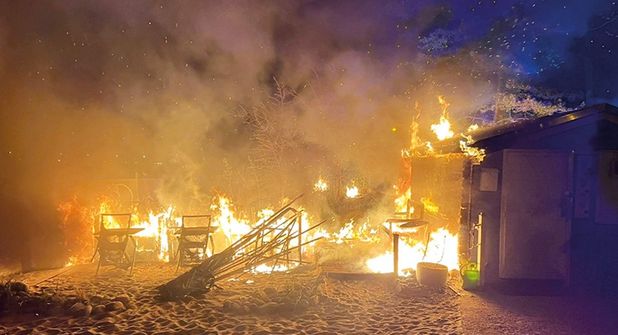 Brandstiftung?: Feuer bei Strandkorbvermietung in Niendorf/Ostsee