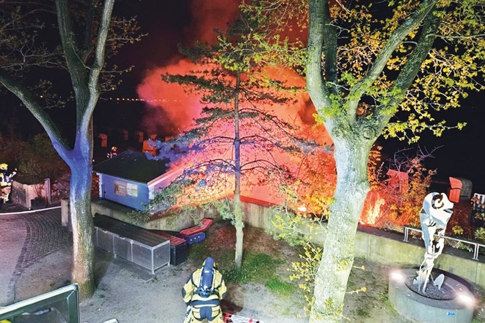Brandstiftung?: Feuer bei Strandkorbvermietung in Niendorf/Ostsee