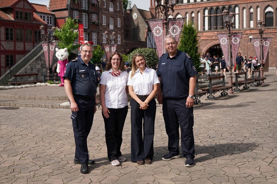Landesjugendfeuerwehrwart Rüdiger König, Annika Ulrich und Victoria Leicht vom Hansa-Park und stellvertretender Landesjugendfeuerwehrwart Thorsten Weber.( v. lks.)