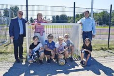 Prof. Dr. Herbert Thiele (Rotary Club Timmendorfer Strand) und Barbara Bergmann (Kinderherz e.V.) haben noch vor den Sommerferien ein neues Tor an Schulleiter Hans-Georg Rath (rechts) und den Schülern übergeben. (Foto: René Kleinschmidt)