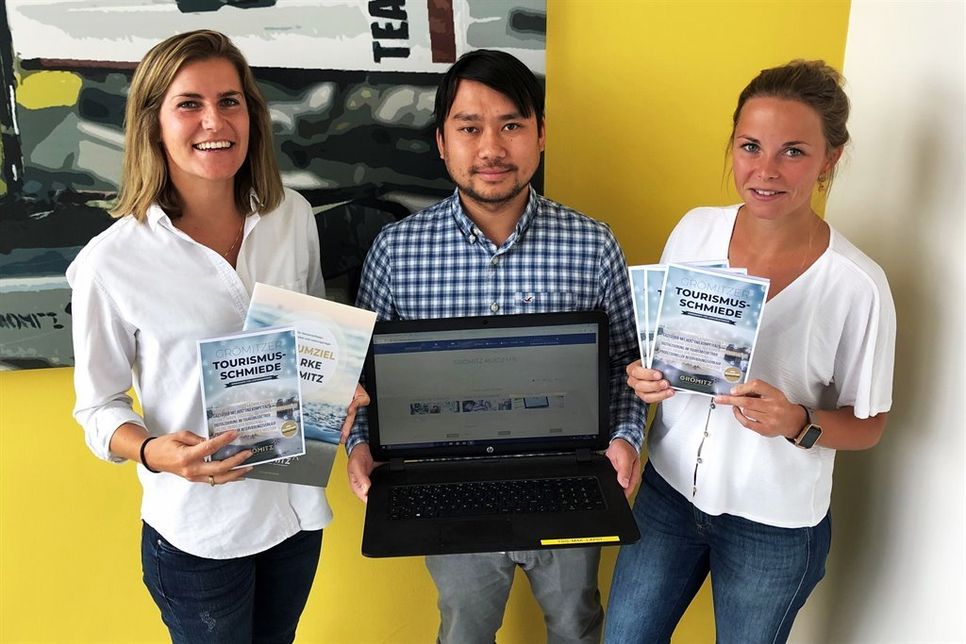 Janina Kononov, Betriebsleitung Marketing Tourismus-Service Grömitz, Thuan Nguyen und Jacqueline Felsmann, Marketingabteilung Tourismus-Service Grömitz, präsentieren stolz das neue Programmheft und die neue e-Learning-Tourismusschmiede mit zahlreichen Onlineseminaren.