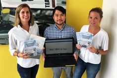 Janina Kononov, Betriebsleitung Marketing Tourismus-Service Grömitz, Thuan Nguyen und Jacqueline Felsmann, Marketingabteilung Tourismus-Service Grömitz, präsentieren stolz das neue Programmheft und die neue e-Learning-Tourismusschmiede mit zahlreichen Onlineseminaren.