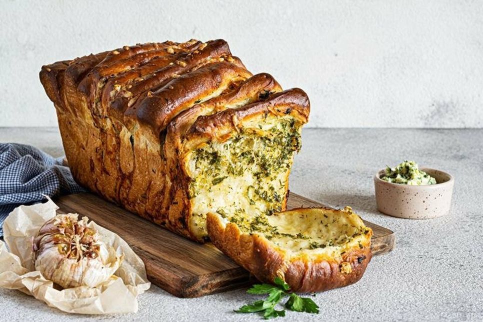 Das Kräuterzupfbrot eignet sich hervorragend als Beilage zum Grillen