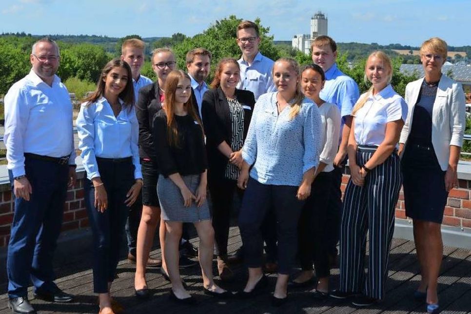 Ausbildungsbetreuer Roberto Bast mit Helin Özyigit, Henner Nissen, Lara Duhnke, Jessica Kühl, Artsiom Yankovich, Natascha Sende, Felix Loeptien, Nehle Grunert, Jennifer Düring, Fynn Lafrenz, Irina Ruder und Ausbildungsbetreuerin Christina Piechowiak (v. lks.).