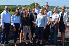 Ausbildungsbetreuer Roberto Bast mit Helin Özyigit, Henner Nissen, Lara Duhnke, Jessica Kühl, Artsiom Yankovich, Natascha Sende, Felix Loeptien, Nehle Grunert, Jennifer Düring, Fynn Lafrenz, Irina Ruder und Ausbildungsbetreuerin Christina Piechowiak (v. lks.).