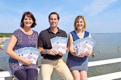 Stellten jetzt das druckfrische Herbst- und Winter-Strandmagazin vor: Silke Szymoniak (l., Marketingleiterin der TSNT GmbH), Henrik Fels (FreshView) und Sonja Zastrow (TALB).