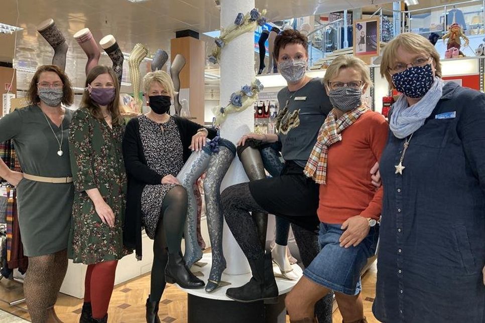 Ob kunstvolle Spitze, mit Muster oder in tollen Farben: Die eska-Mitarbeiterinnnen Petra Prehn, Melanie Schreier, Sabine Renner, Anne-Katrin Müller, Claudia Jesseit und Carmen Sähn (v. lks.) zeigten am Samstag Bein beziehungsweise die neueste Strumpfmode.